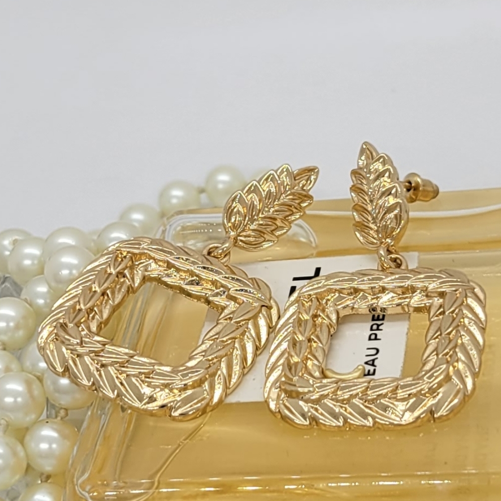 NWOT Door Knocker Pierced Earrings